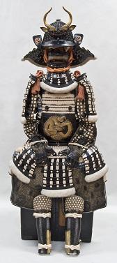 練革黒漆塗白糸威五枚胴具足
（ねりかわくろうるししろいとおどしごまいどうぐそく）
11代藩主 有馬頼咸（よりしげ）所用
江戸時代末期　久留米市教育委員会所蔵