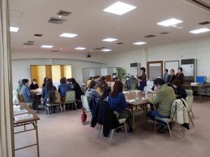 講師の説明に耳を傾ける参加者