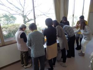 釉薬の色を選ぶ参加者